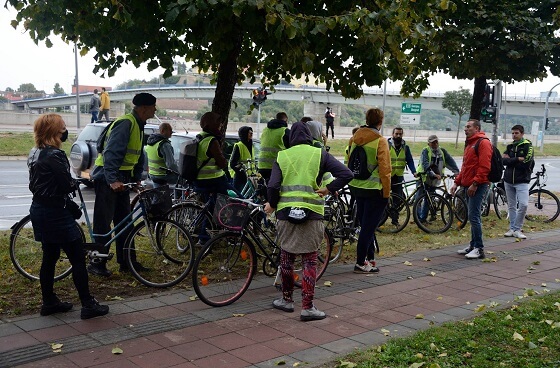 Ljudi na biciklima stoje pre ture i dogovaraju putanju